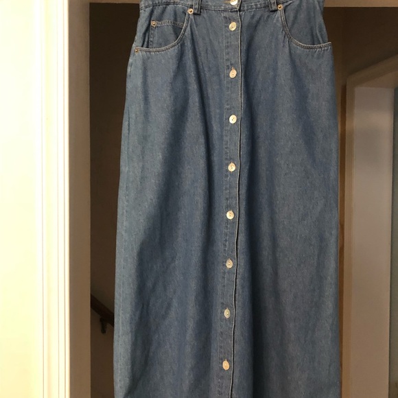 Long denim skirt with mother of pearl type buttons - Picture 4 of 7